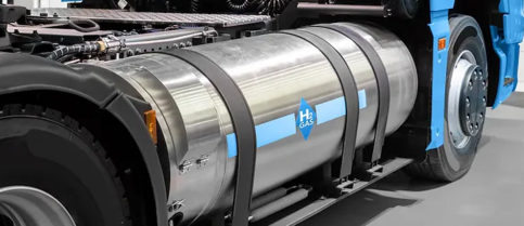 Ein LKW mit einer großen Batterie.